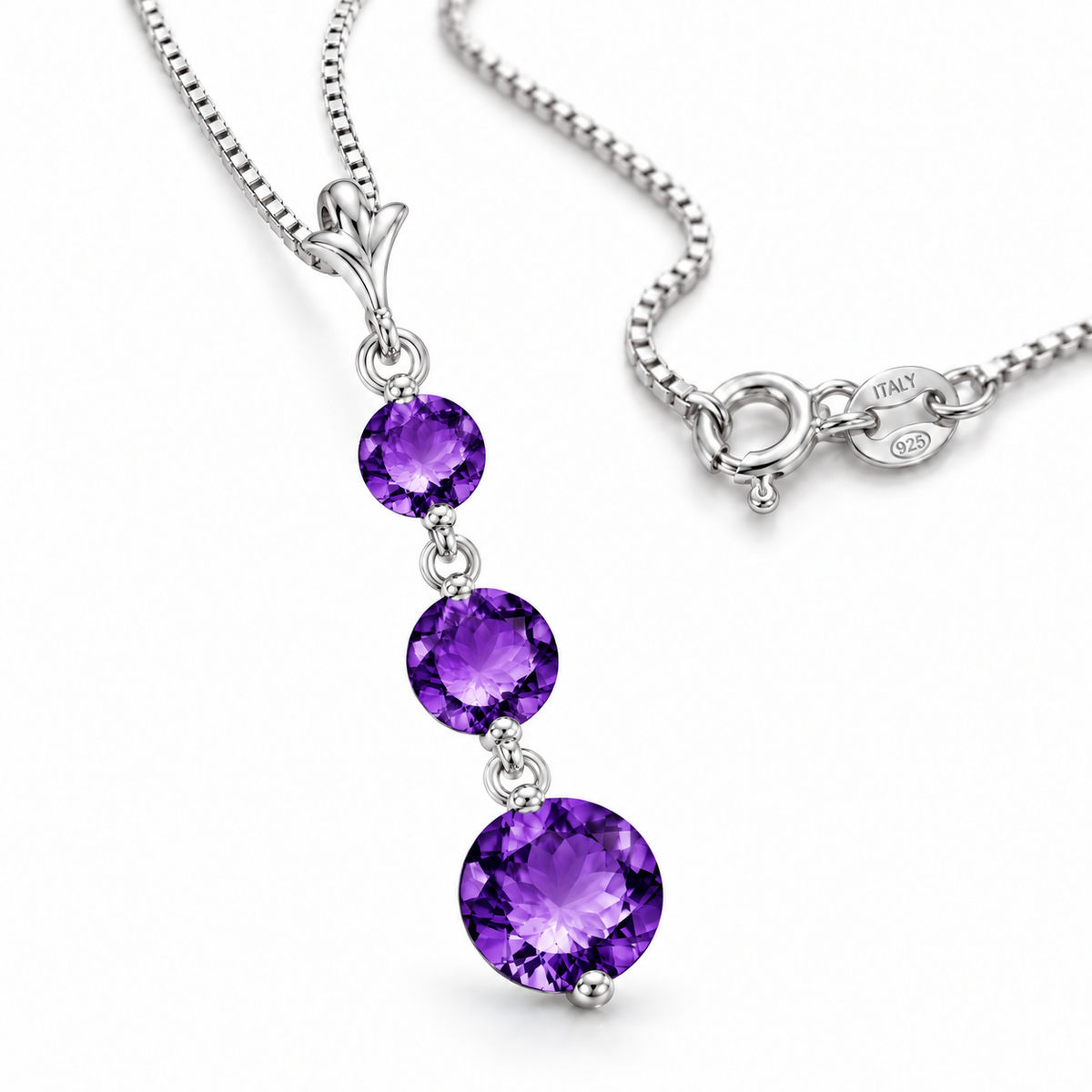 White Gold Provvidenza natural amethyst necklace, shown with chain and clasp detail.