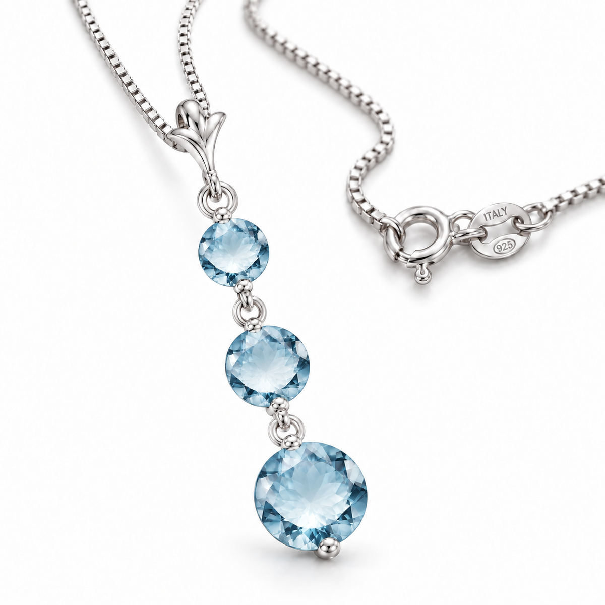 White Gold Provvidenza natural aquamarine necklace, shown with chain and clasp detail.
