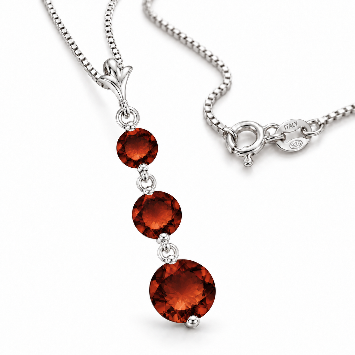 White Gold Provvidenza natural garnet necklace, shown with chain and clasp detail.