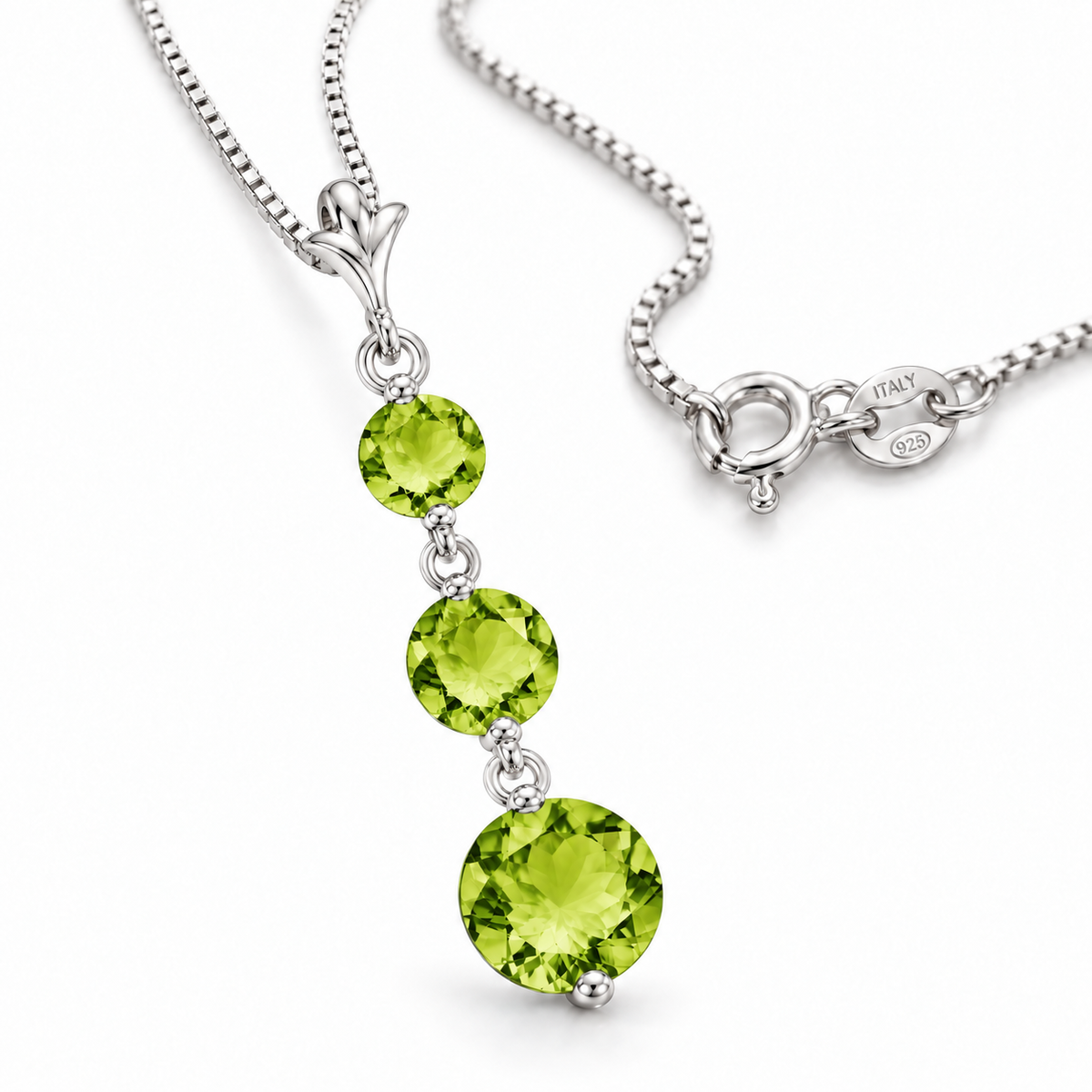 White Gold Provvidenza natural peridot necklace, shown with chain and clasp detail.